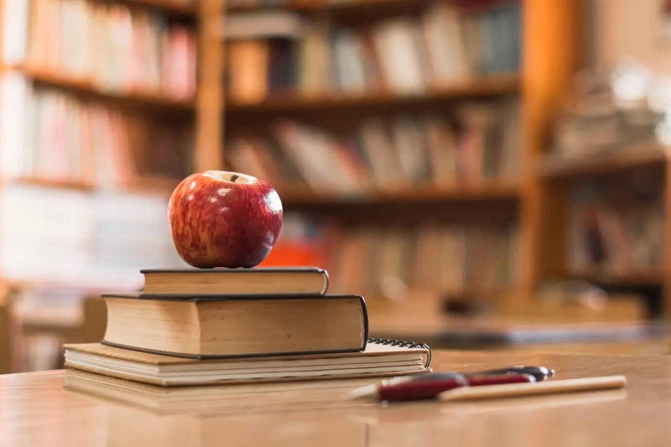 Apfel auf Büchern in einer Bibliothek