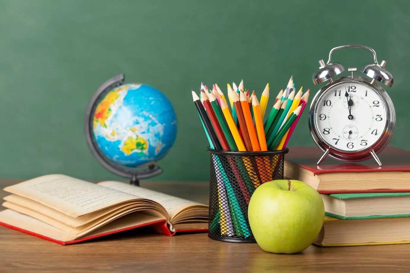 Vorderansicht einer Anordnung von Bildungsobjekten